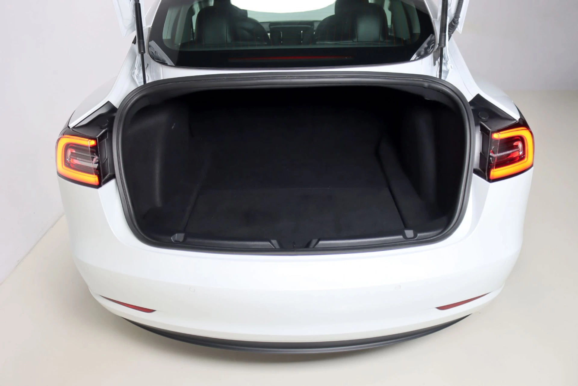 Tesla Model 3 Long-Range Dual Motor AWD 28