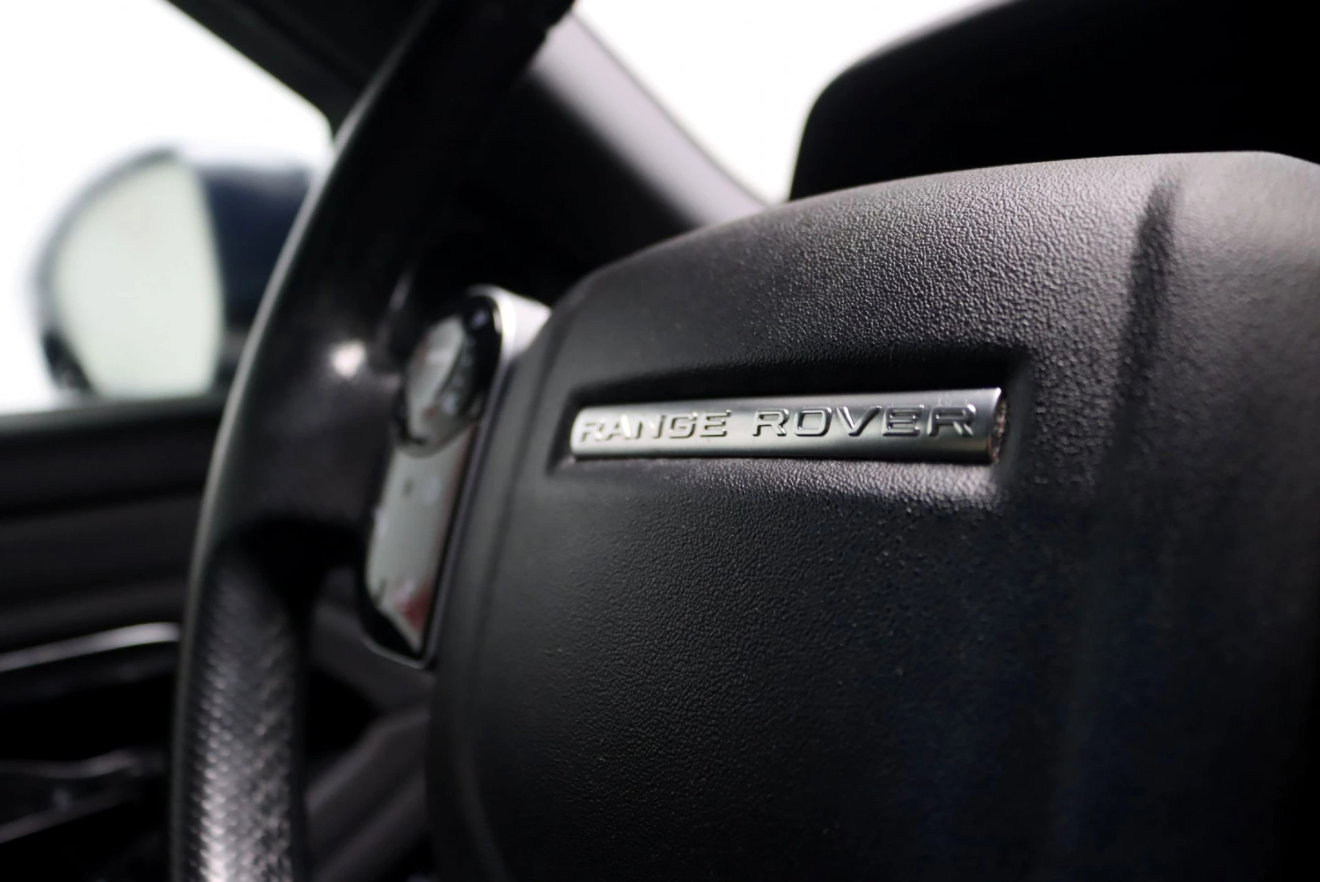 Land Rover Range Rover Evoque 2.0 D150 AWD R-Dynamic SE Auto 23
