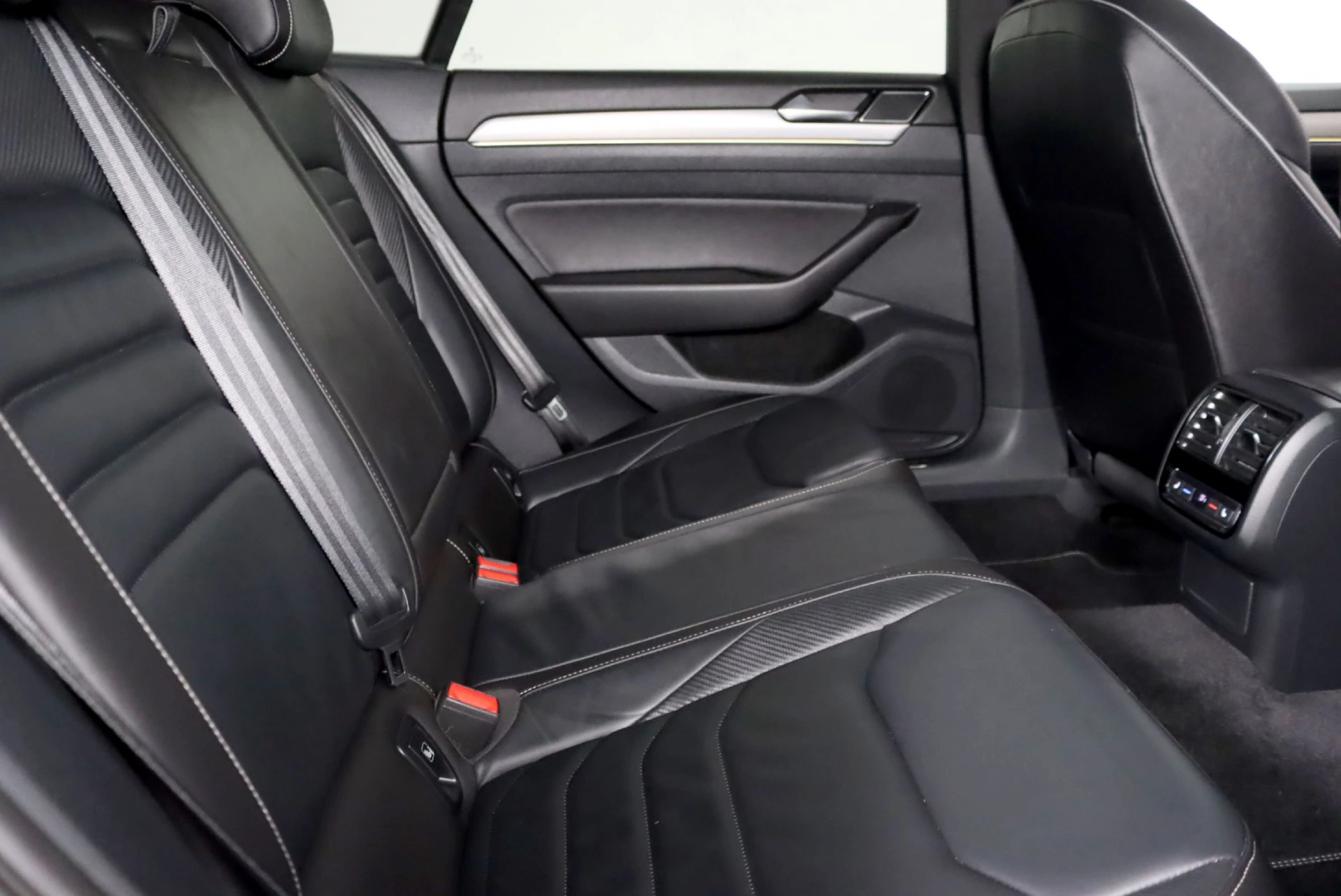 Volkswagen Arteon 2.0 TDI SCR DSG R-Line 39