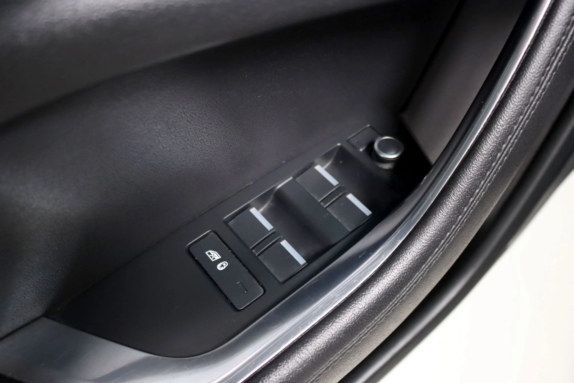 Jaguar XE D180 Aut. R-Dynamic S 14
