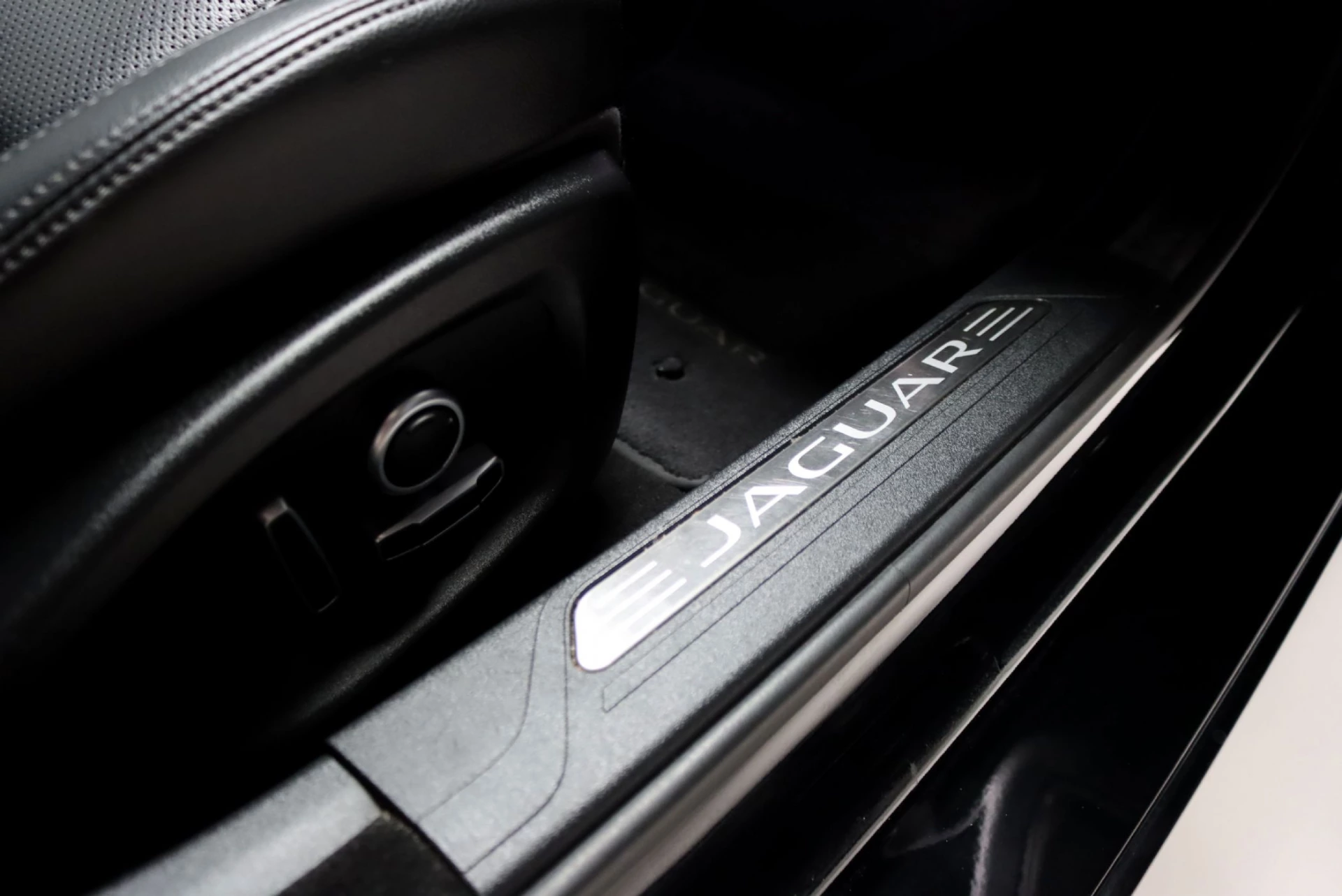 Jaguar XE D180 Aut. R-Dynamic S 13