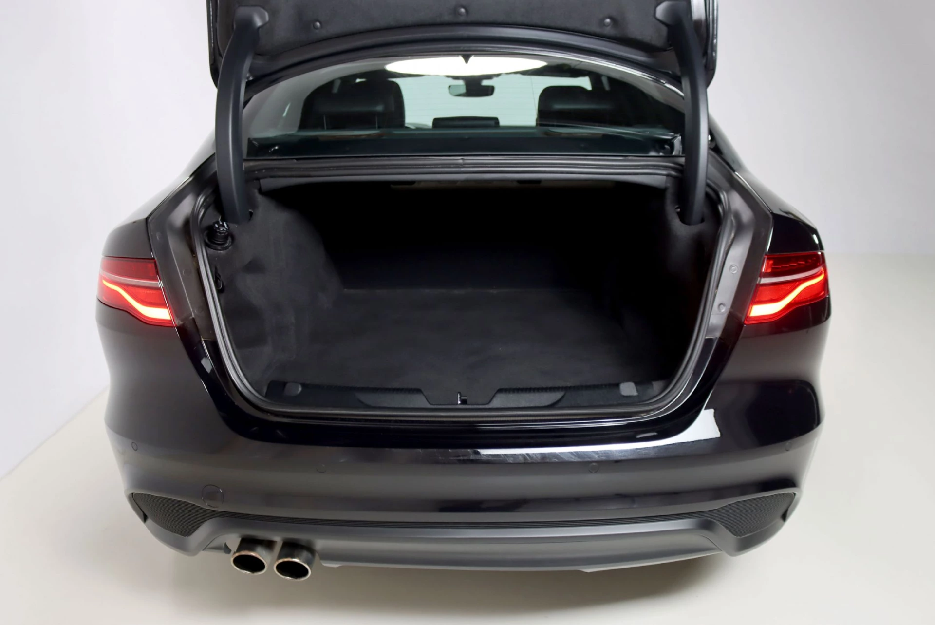 Jaguar XE D180 Aut. R-Dynamic S 33