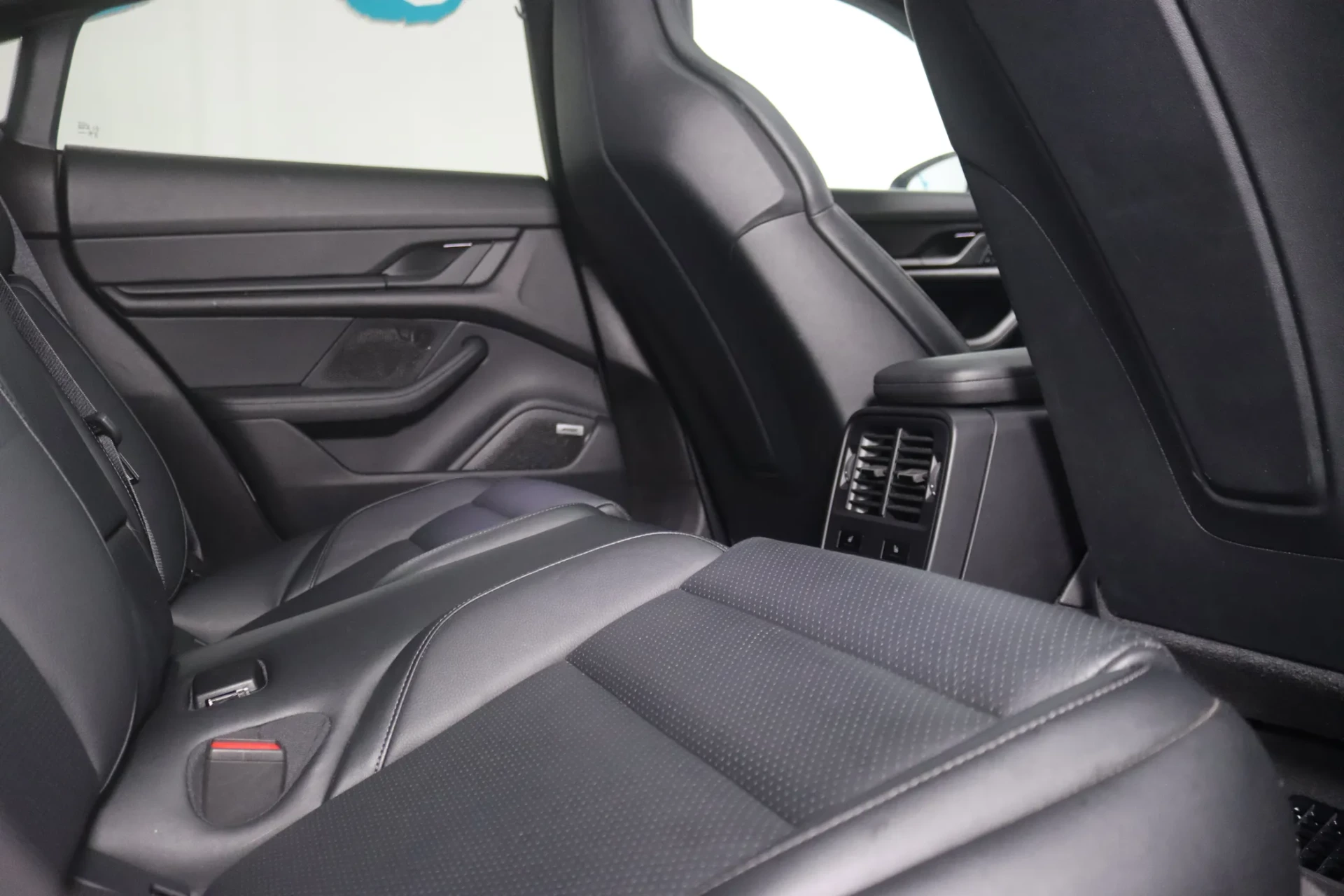 Porsche Taycan 4S 12