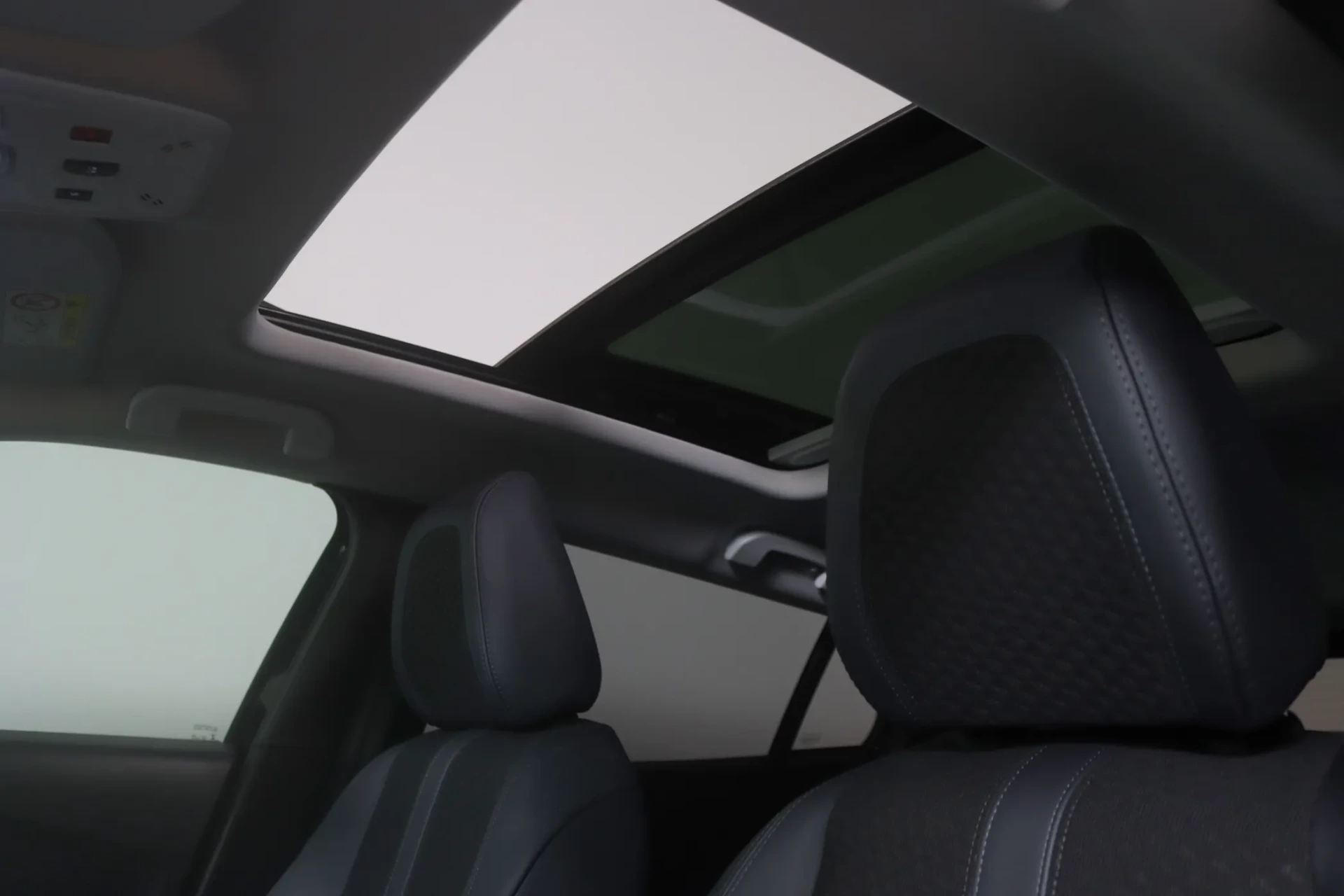 Peugeot e-2008 Allure 6