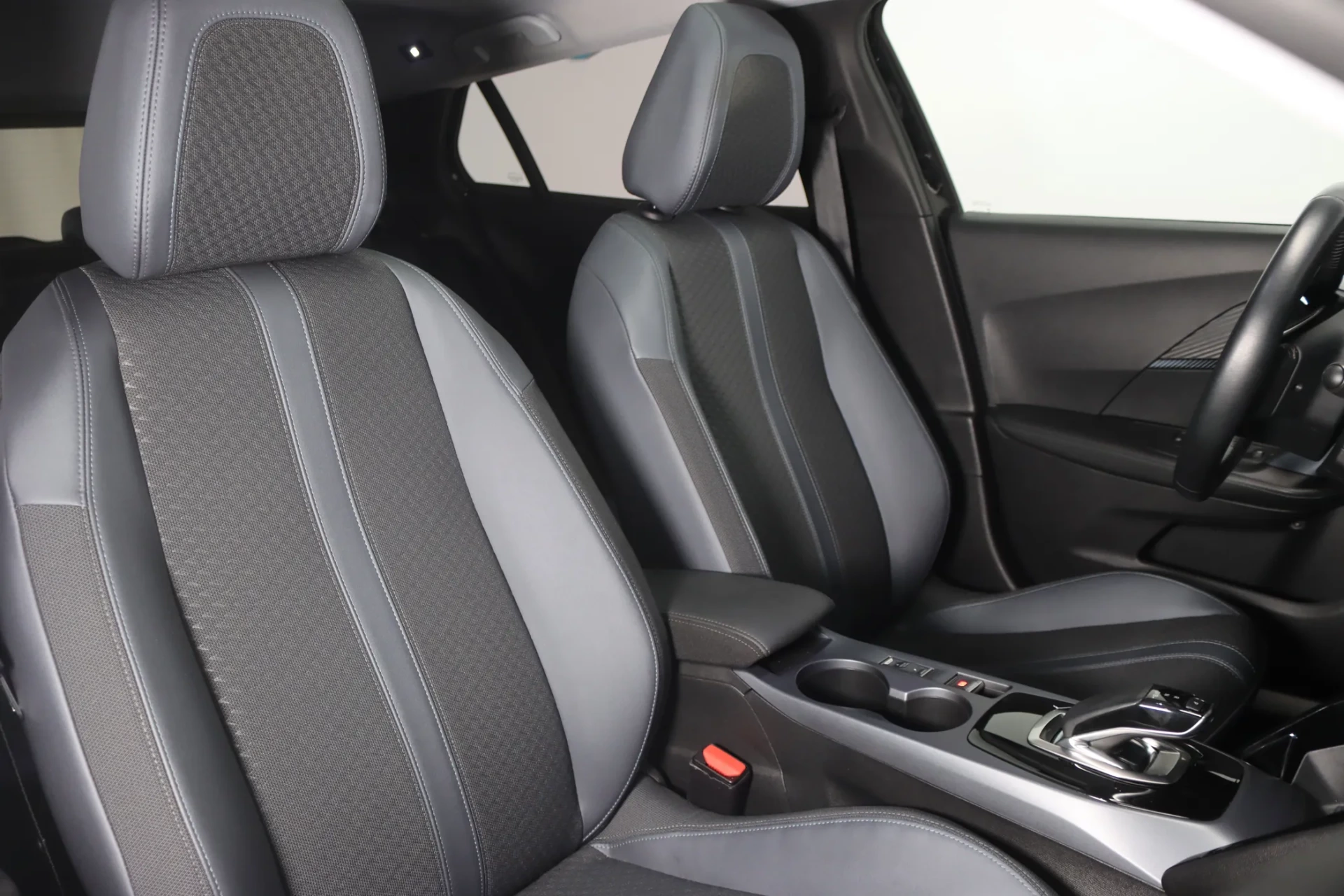 Peugeot e-2008 Allure 10