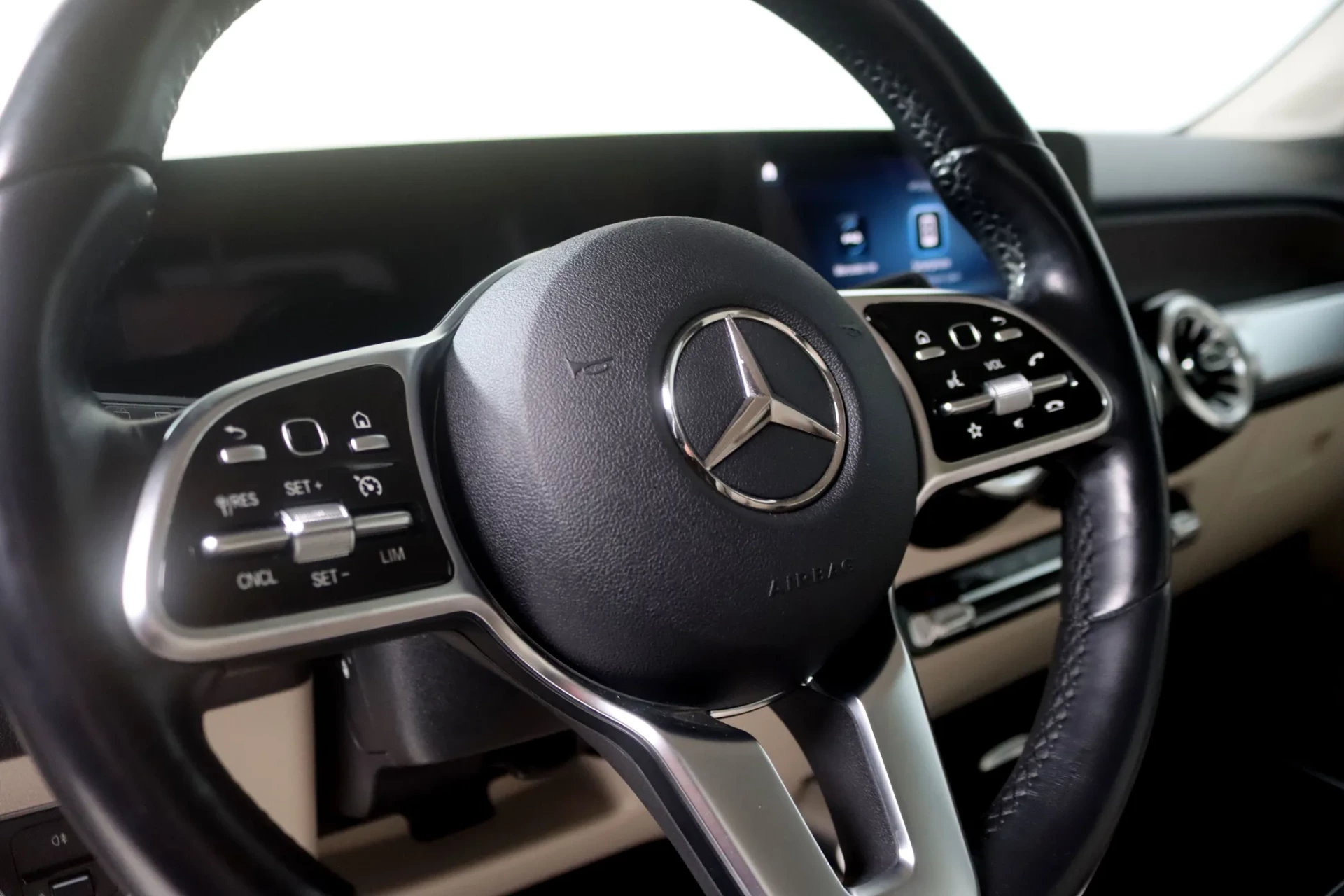Mercedes-Benz EQB 300 4Matic 14