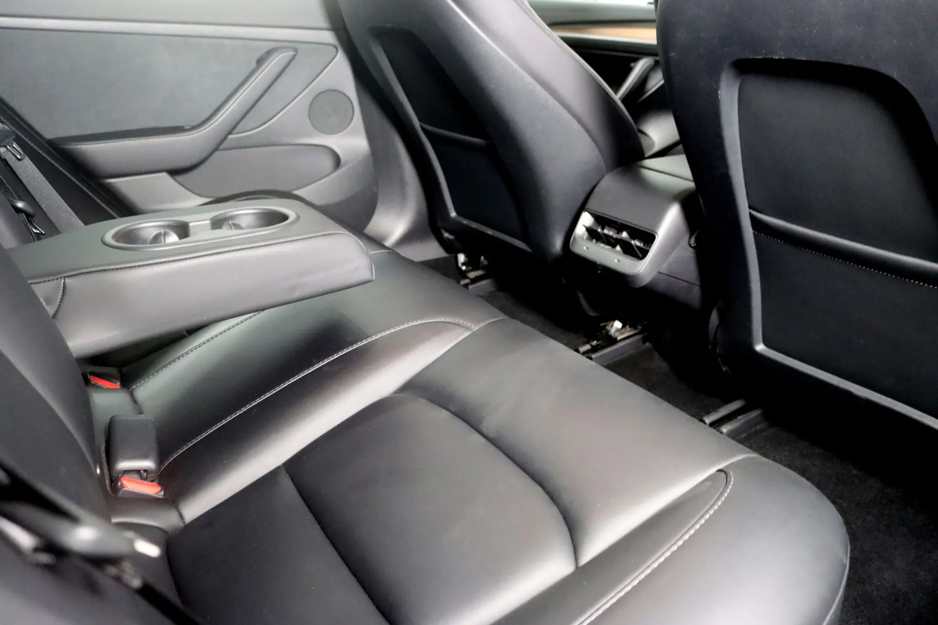 Tesla Model 3 Long-Range Dual Motor AWD 17