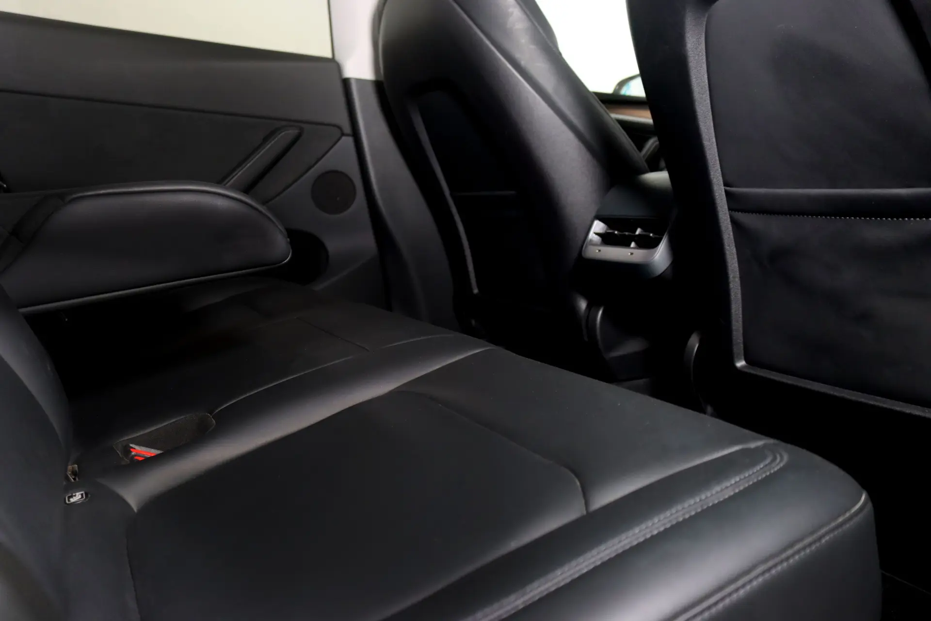 Tesla Model Y Long Range Dual Motor AWD 17