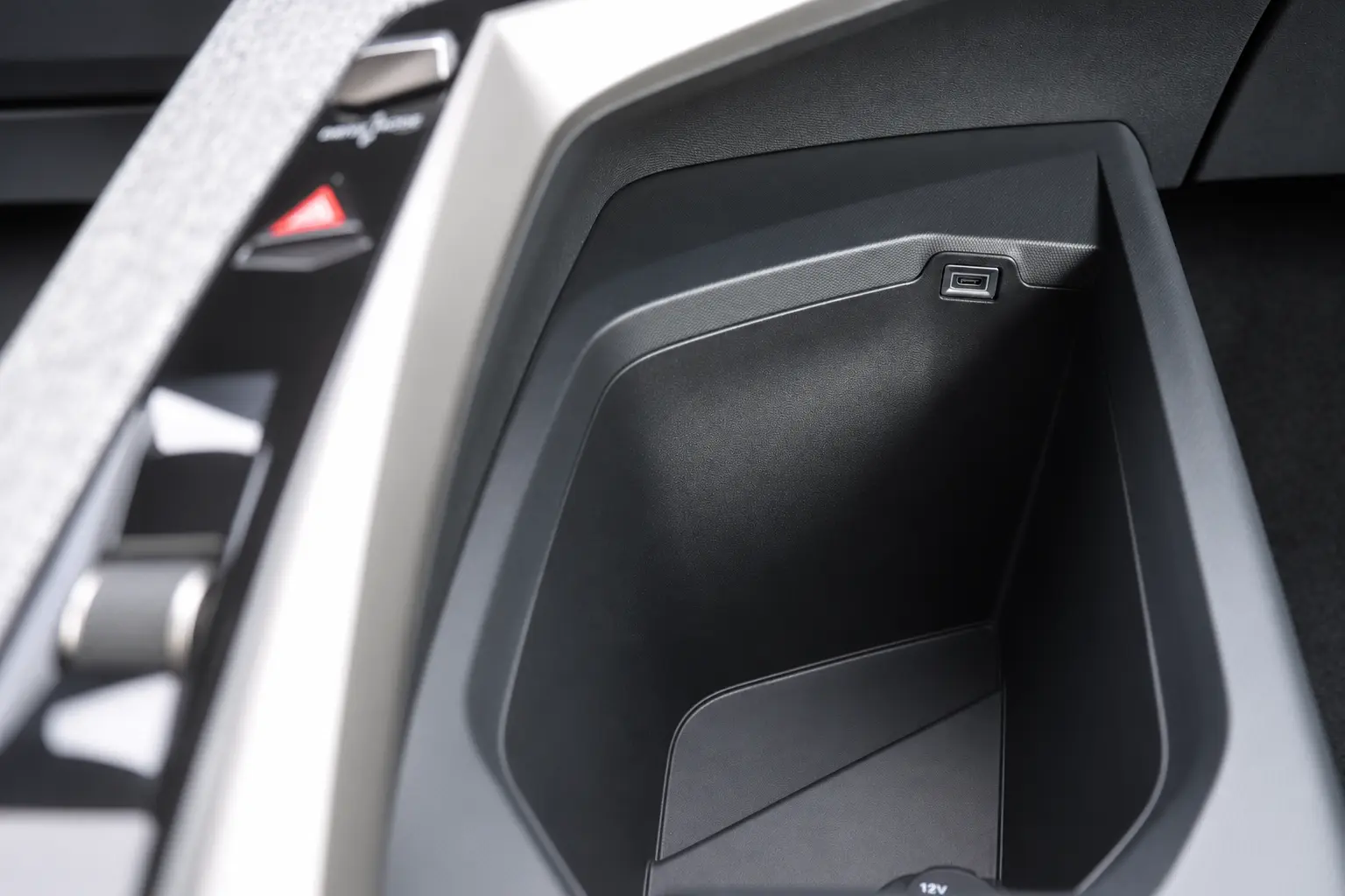 Peugeot E-3008 73 kWh Allure 12