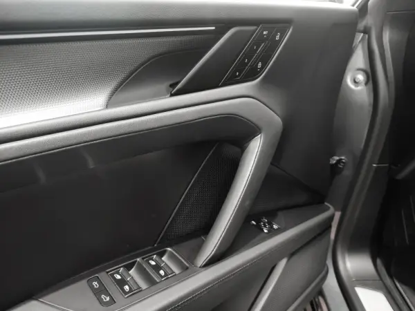 Porsche Cayenne Electric 10
