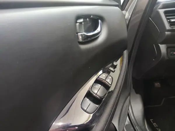 Nissan Leaf N-Connecta 10