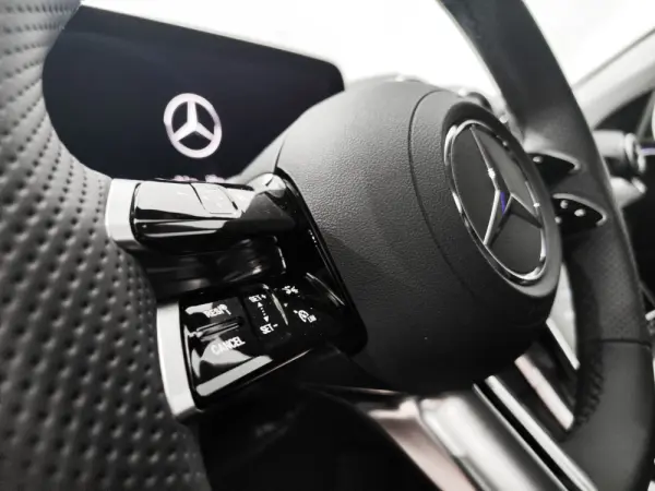 Mercedes-Benz C 300 e AMG Line 12