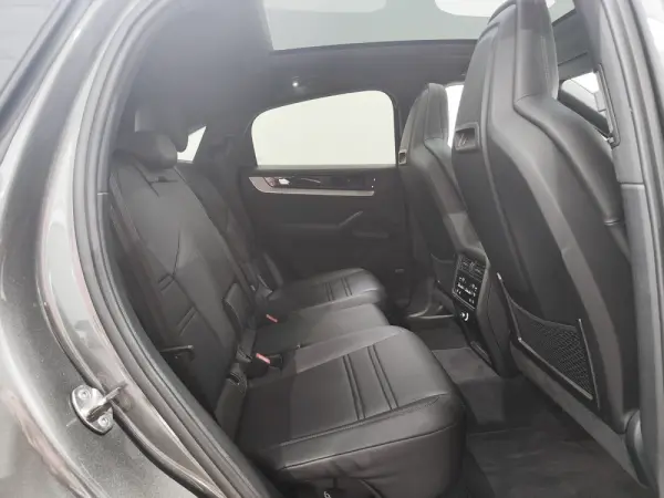 Porsche Cayenne Coupé E-Hybrid 36