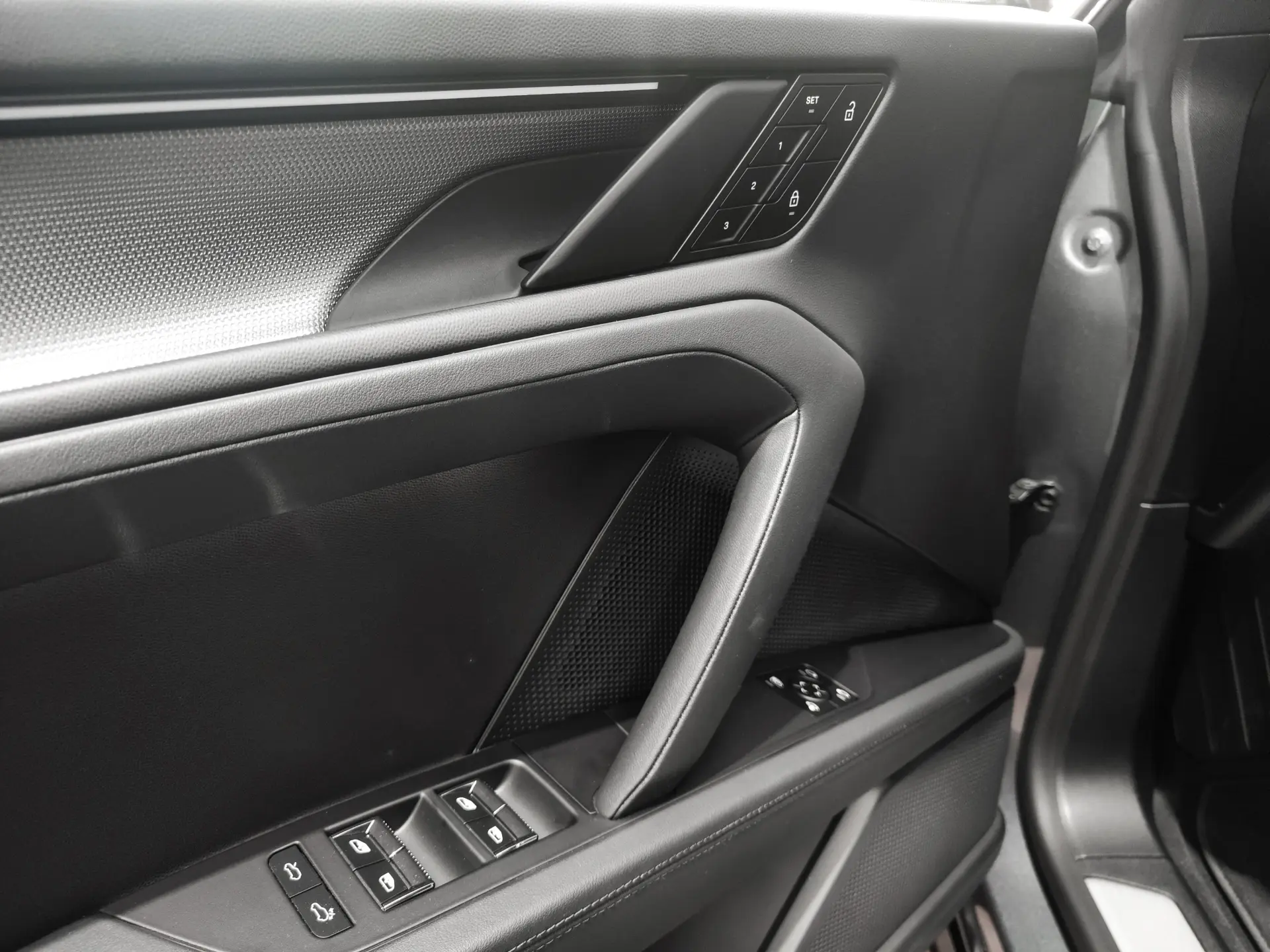 Porsche Cayenne Electric 10