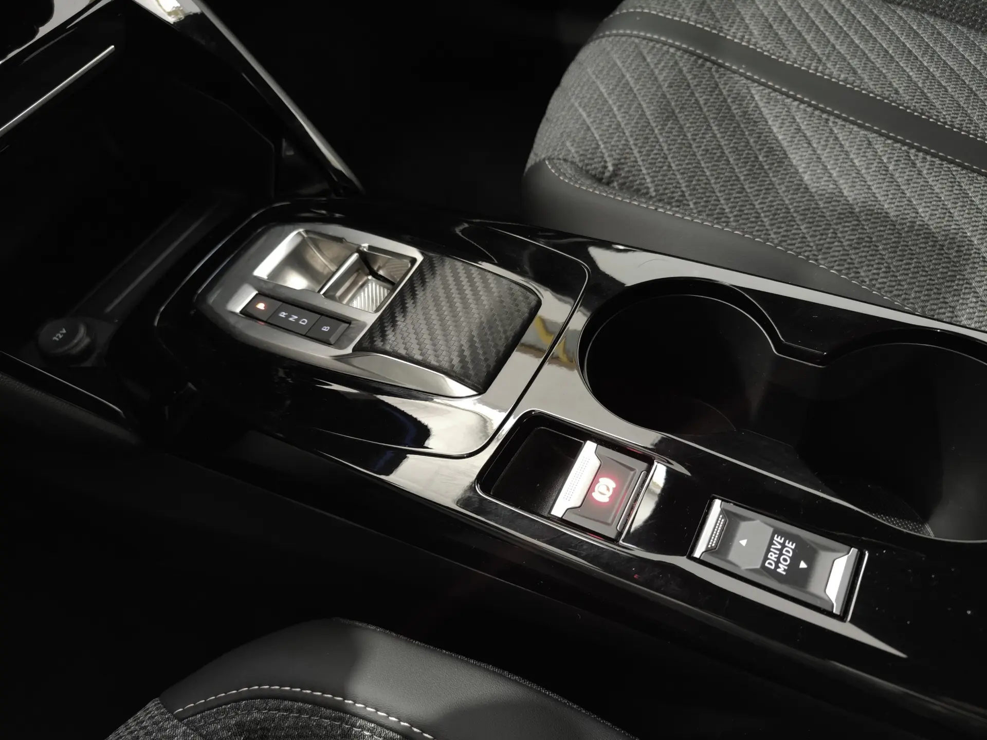 Peugeot e-2008 54 kWh Allure 13