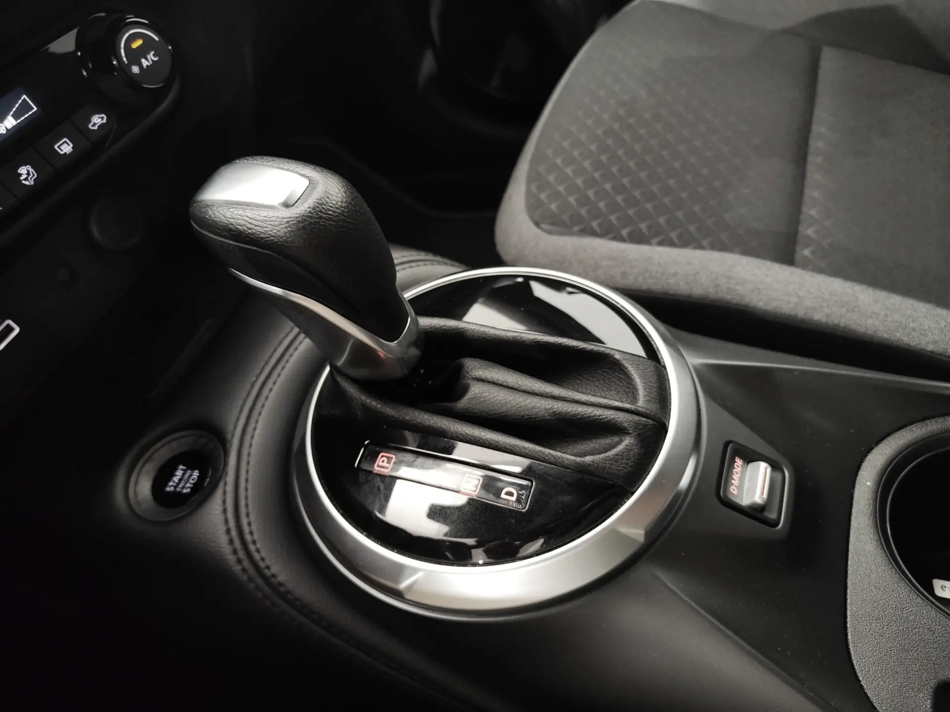 Nissan Juke 1.0 DIG-T N-Connecta DCT 14