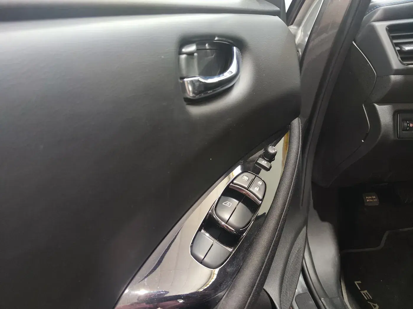Nissan Leaf N-Connecta 10