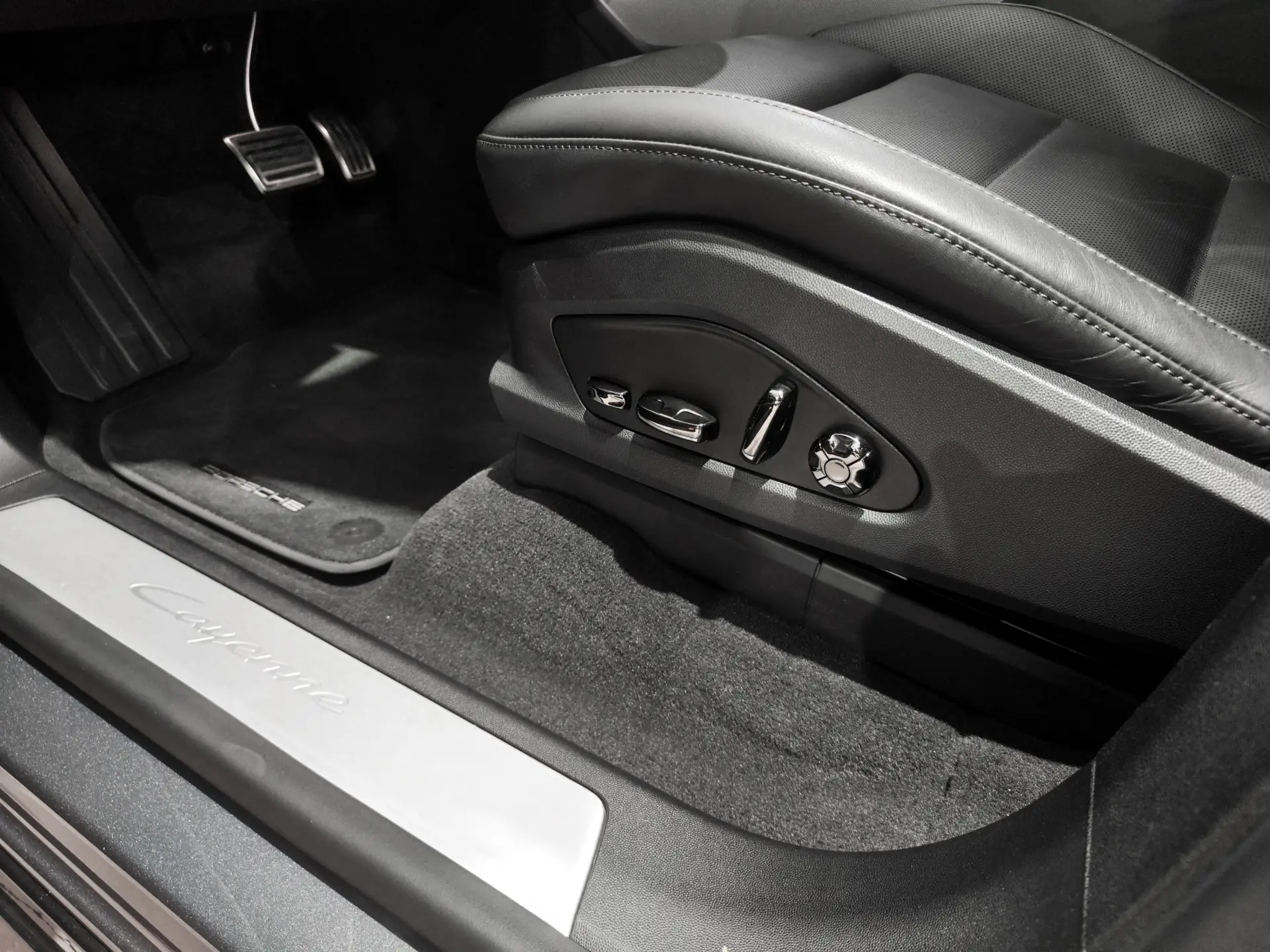 Porsche Cayenne Electric 11