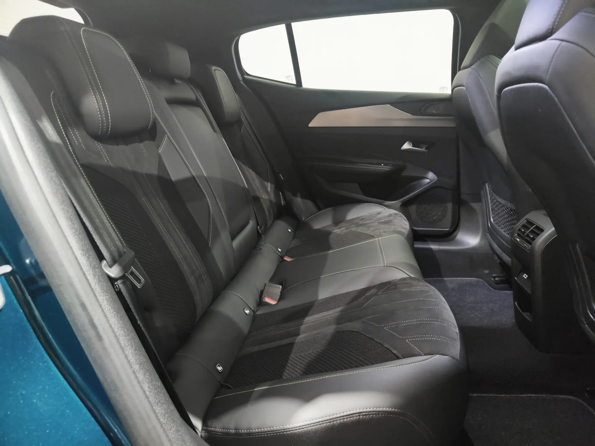 Peugeot 408 1.6 Hybrid GT e-EAT8 30