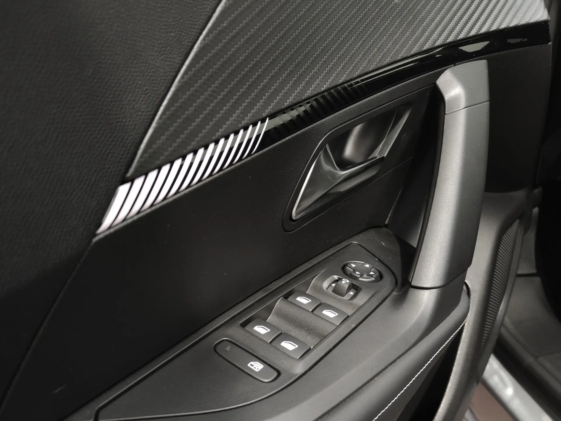 Peugeot e-2008 54 kWh Allure 8