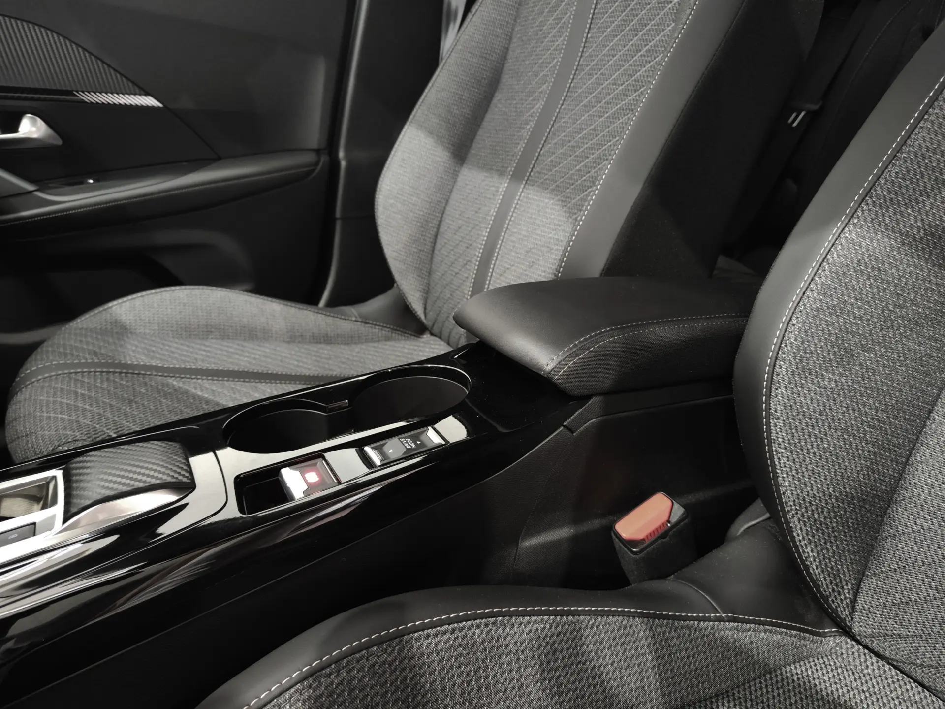 Peugeot e-2008 54 kWh Allure 10