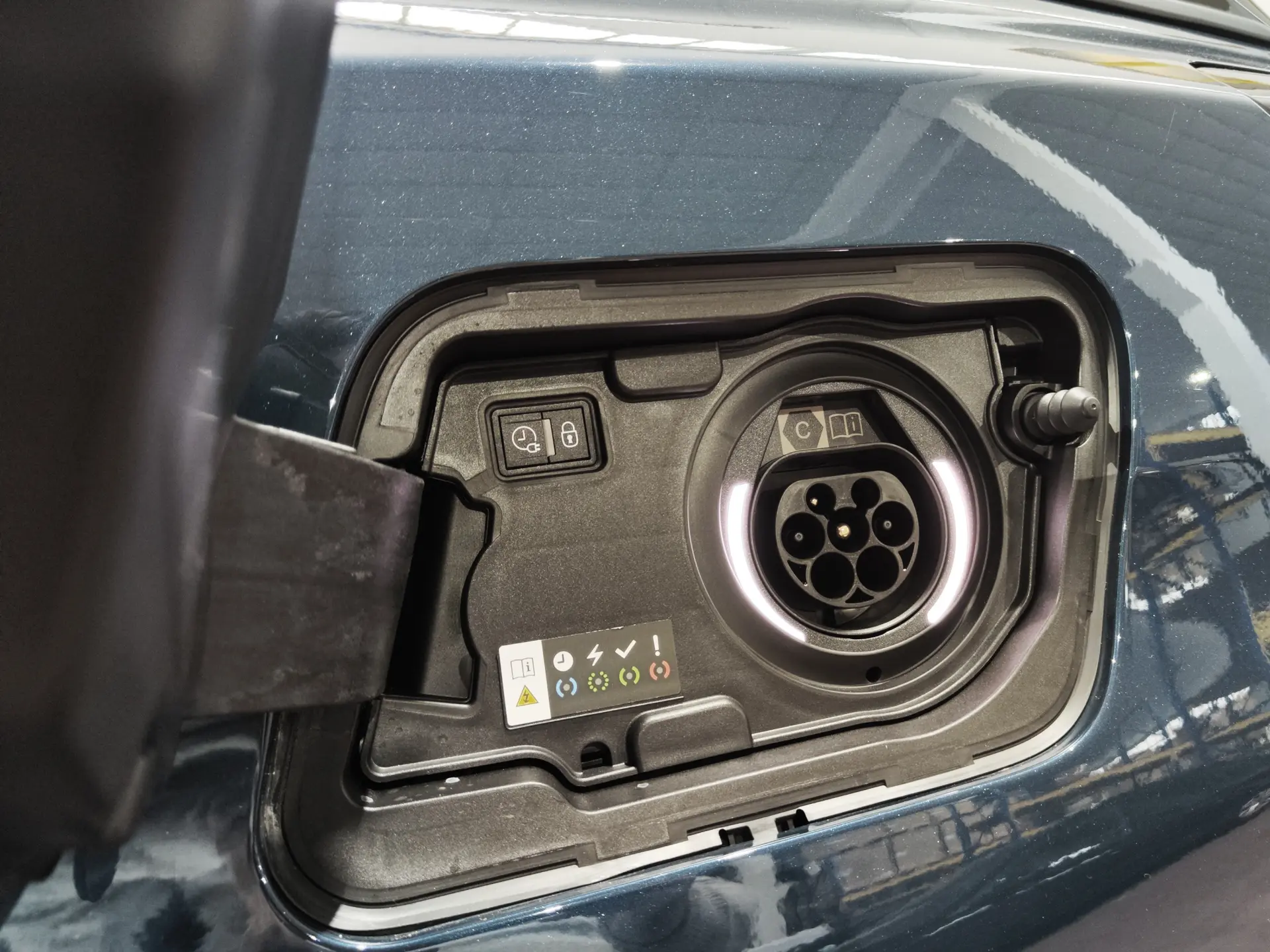 Peugeot 3008 1.6 Hybrid Allure e-EAT8 4