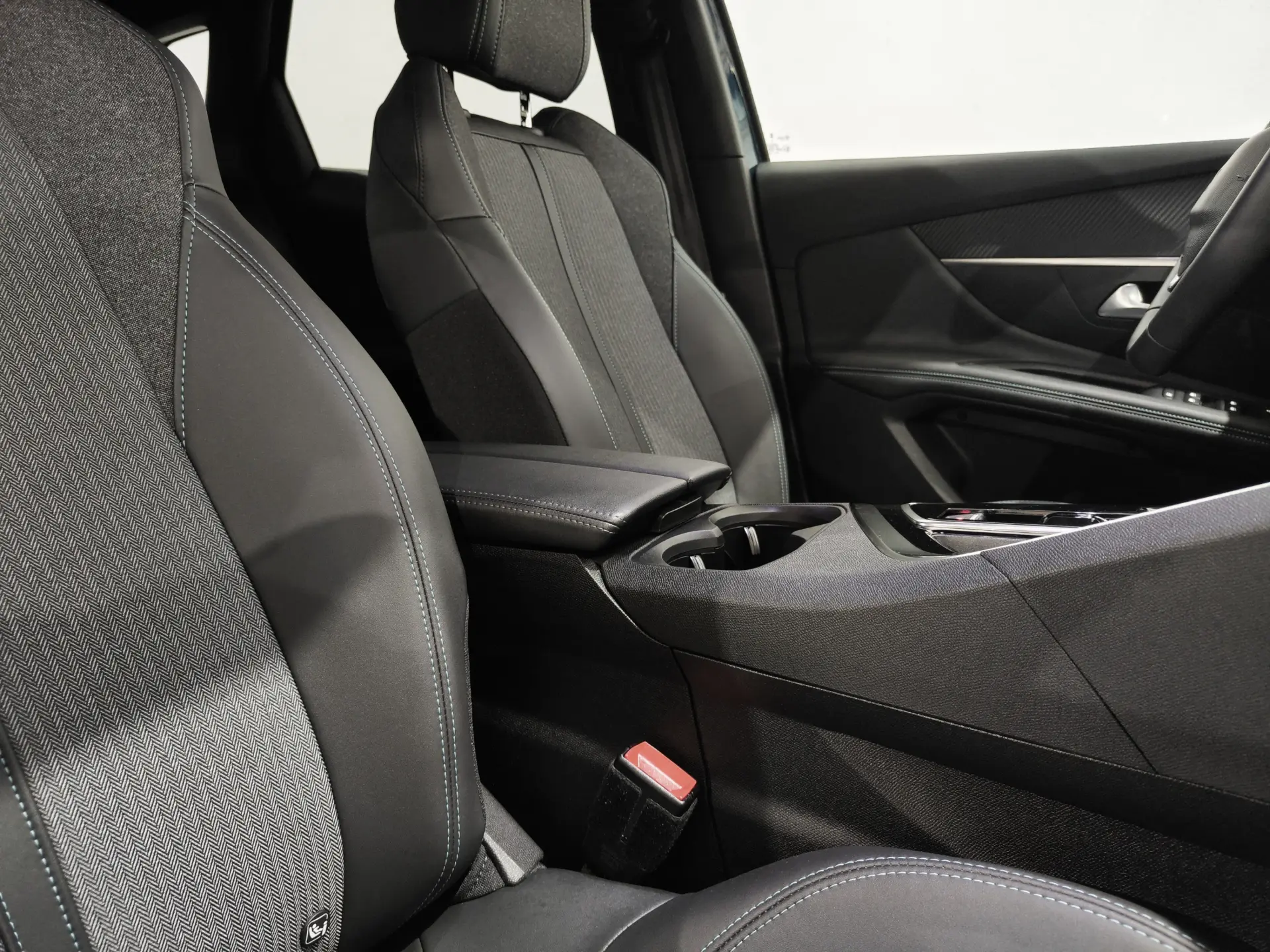 Peugeot 3008 1.6 Hybrid Allure e-EAT8 24