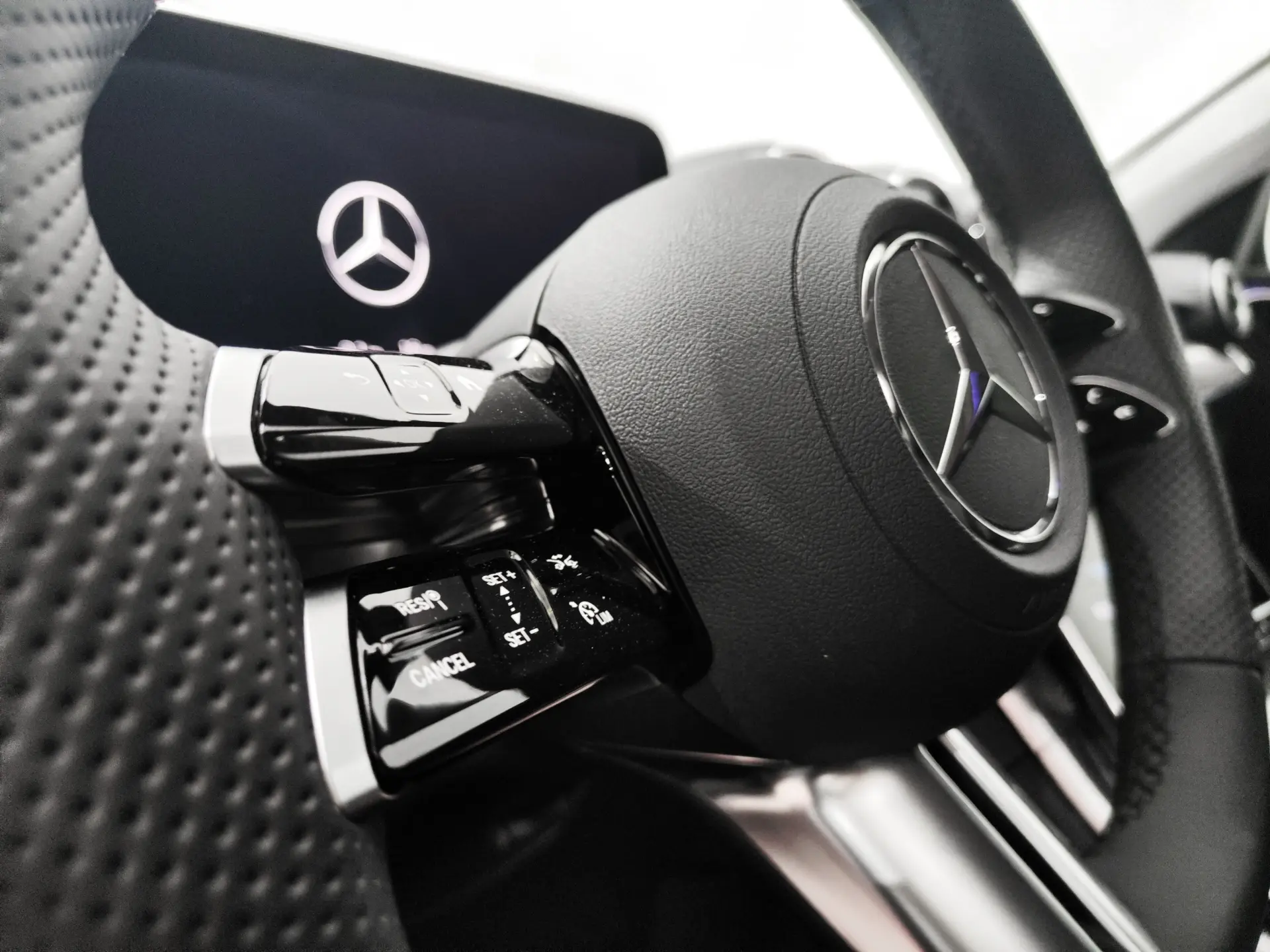 Mercedes-Benz C 300 e AMG Line 12