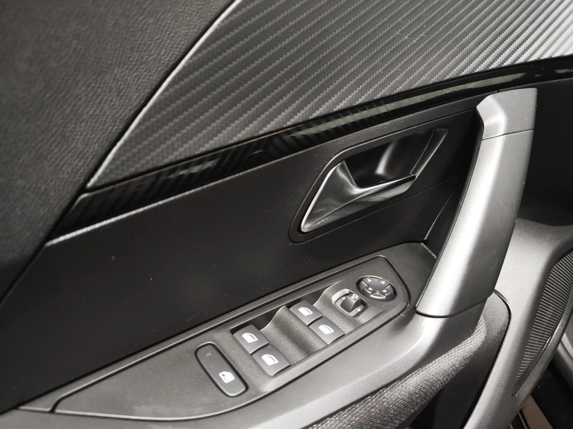 Peugeot 2008 1.2 PureTech Style 9