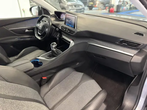 Peugeot 3008 1.5 BlueHDi Allure 7