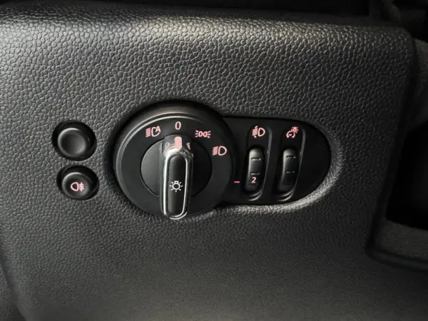 MINI 5 Portas Cooper Auto 18
