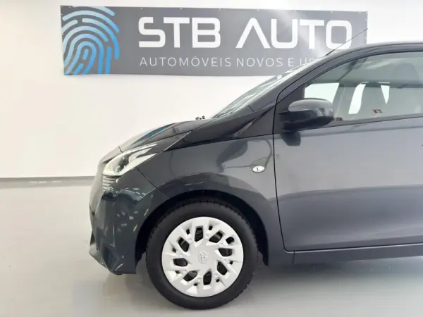 Toyota Aygo 1.0 X-Play Plus MM 10