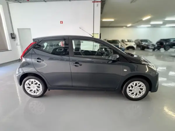 Toyota Aygo 1.0 X-Play Plus MM 12