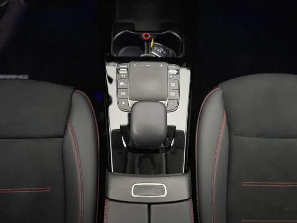 Mercedes-Benz A 250 e AMG Line 8