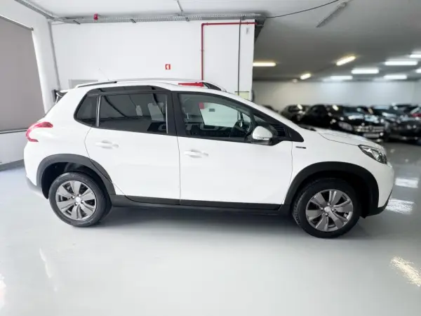 Peugeot 2008 1.2 PureTech Signature 4