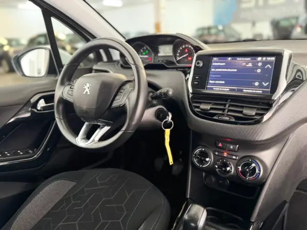 Peugeot 2008 1.2 PureTech Signature 6