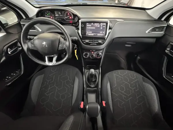 Peugeot 2008 1.2 PureTech Signature 7