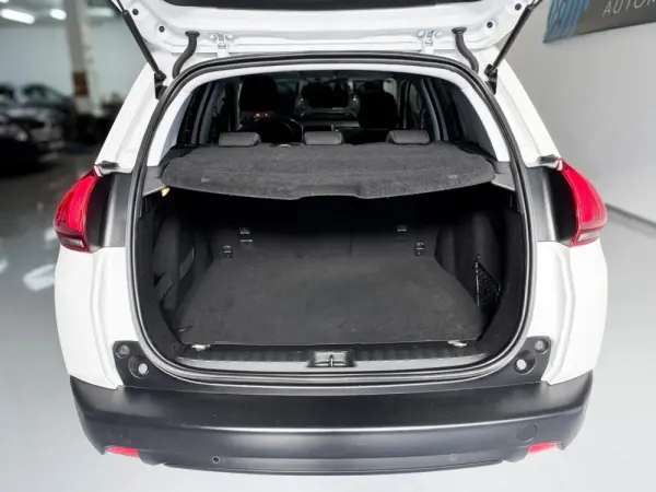 Peugeot 2008 1.2 PureTech Signature 10