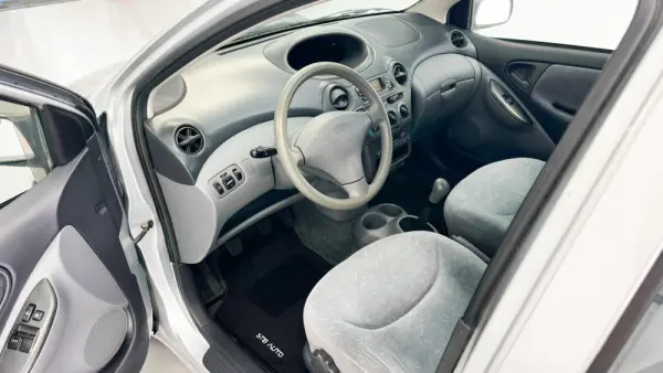 Toyota Yaris 1.0 Sol 13