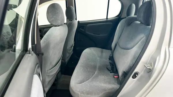 Toyota Yaris 1.0 Sol 8