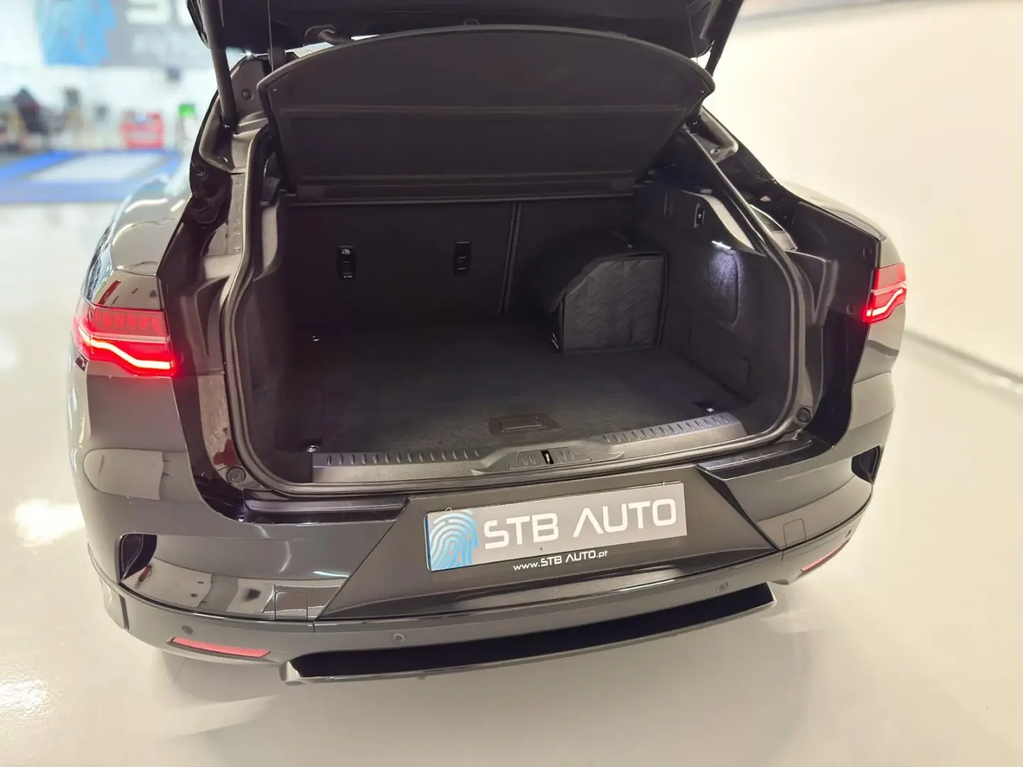 Jaguar I-Pace EV400 R-Dynamic SE AWD 11