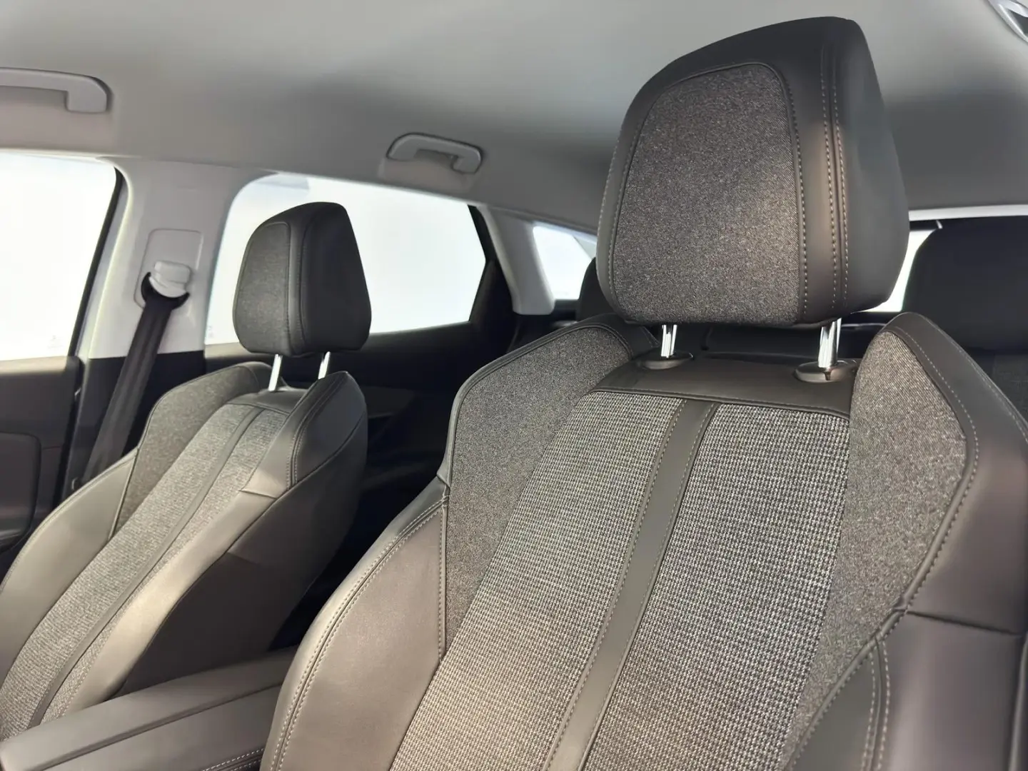 Peugeot 3008 1.5 BlueHDi Allure 6