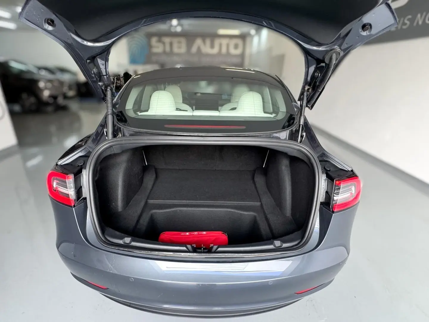Tesla Model 3 4