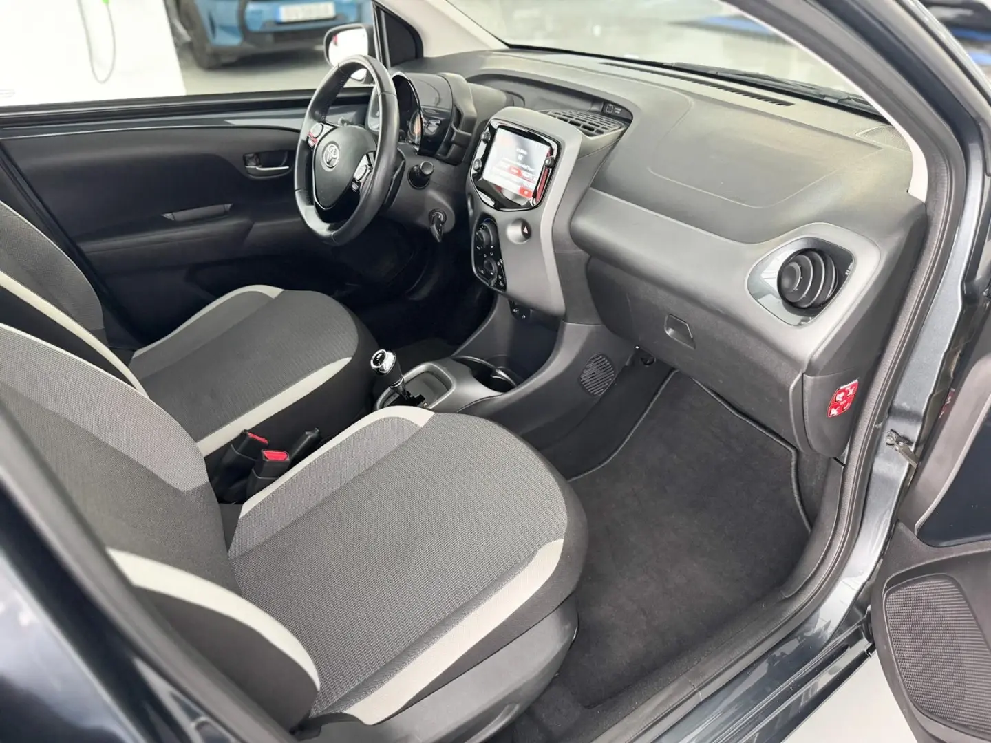 Toyota Aygo 1.0 X-Play Plus MM 6