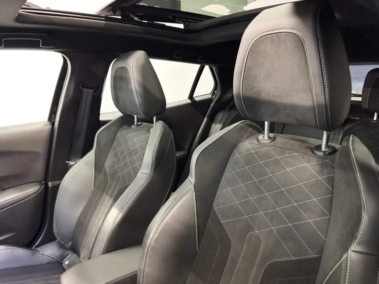 Peugeot 2008 1.2 PureTech GT Pack EAT8 12