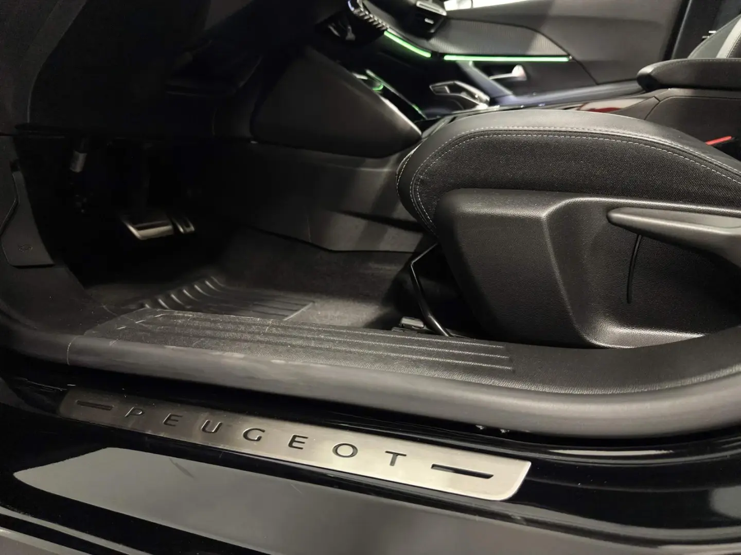 Peugeot 2008 1.2 PureTech GT Pack EAT8 37