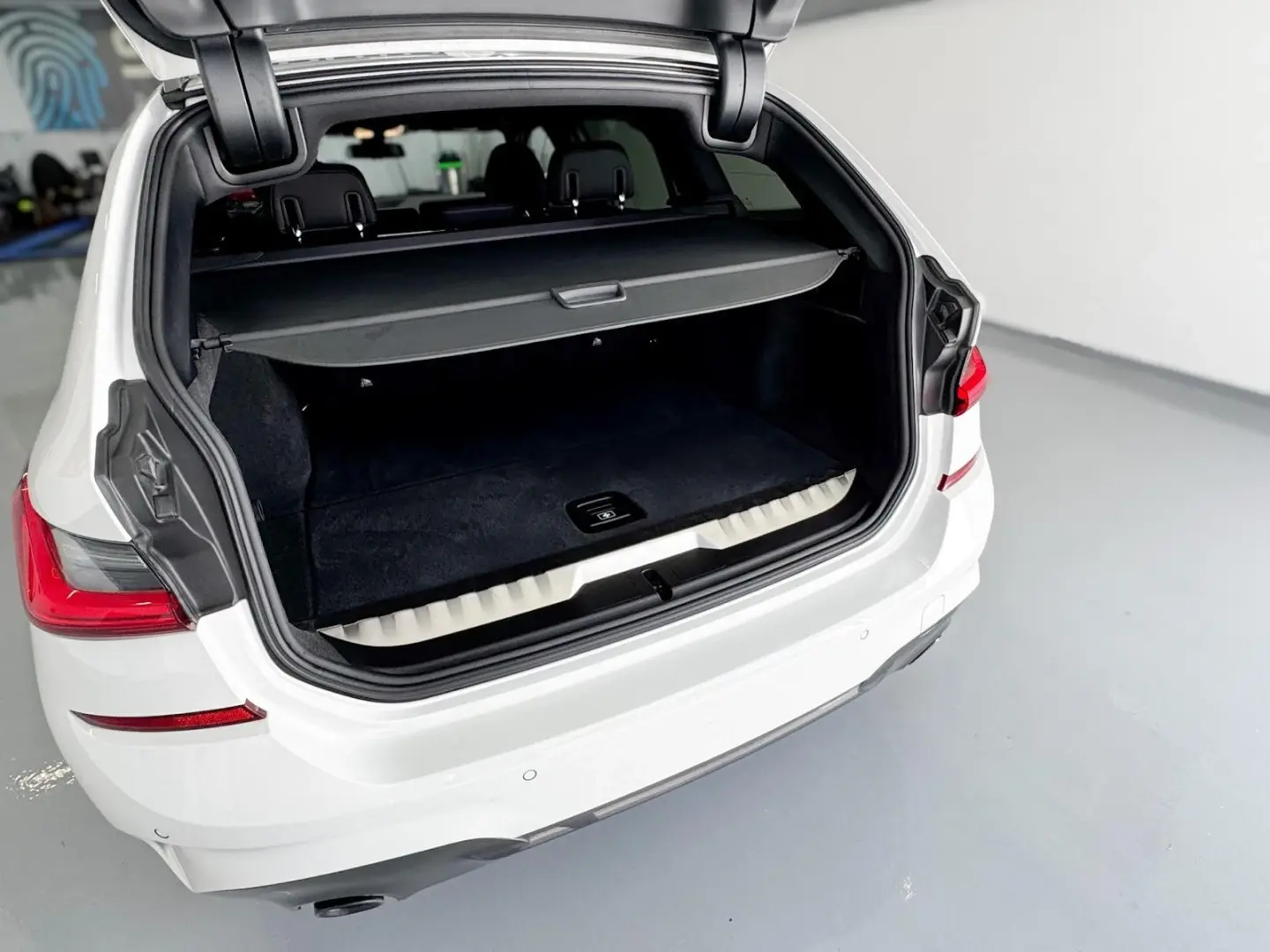 BMW 320 e Touring xDrive Auto Sport 10