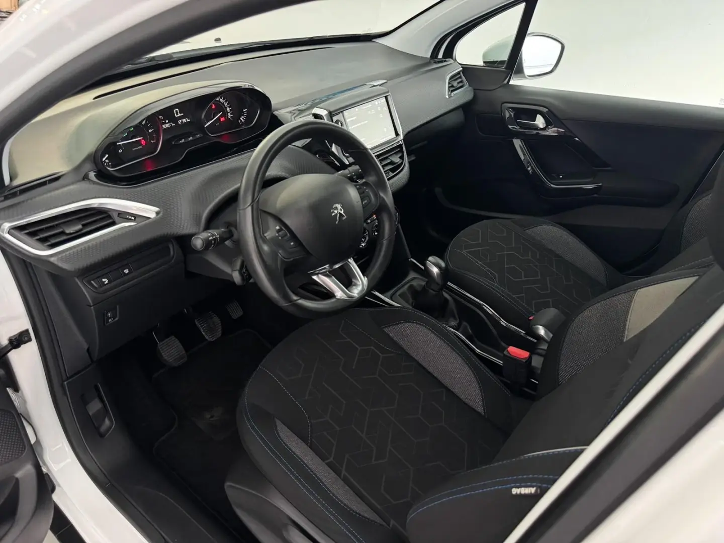 Peugeot 2008 1.2 PureTech Signature 5