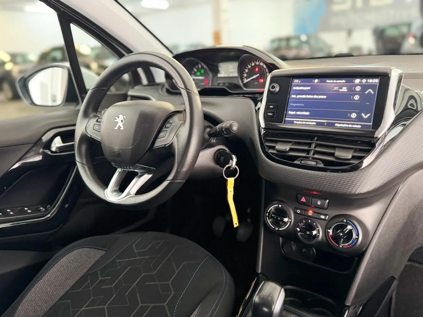 Peugeot 2008 1.2 PureTech Signature 6