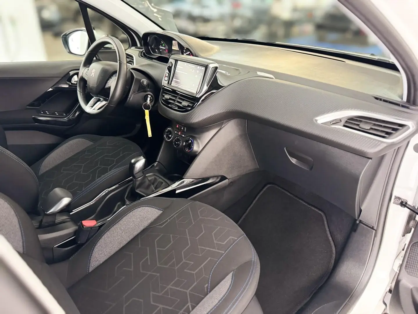 Peugeot 2008 1.2 PureTech Signature 8